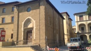 facciata frontale e laterale della chiesa del Tau